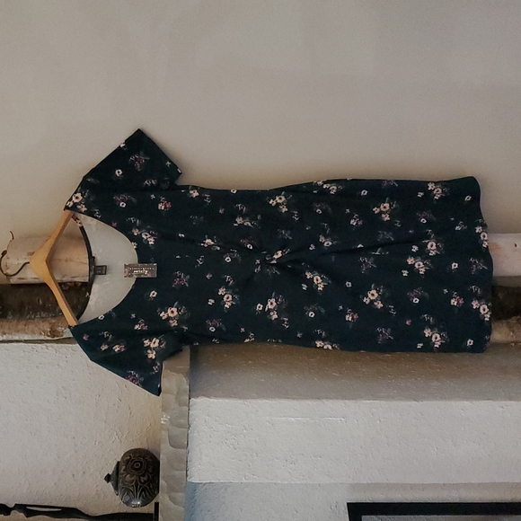 Forest green rushed short sleeve summer dress. - Picture 1 of 5